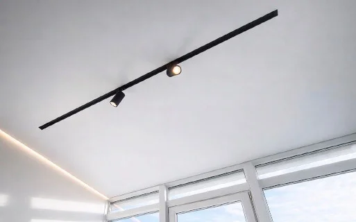 Натяжной потолок, балкон 3.5 м², матовый, трековый светильник и парящий