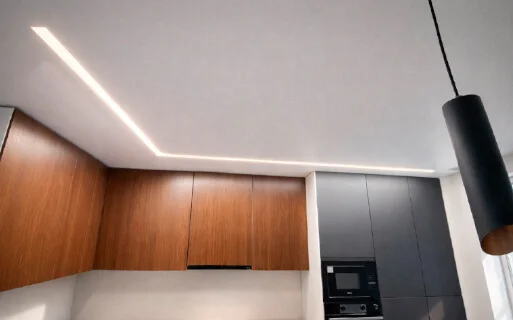 Натяжной потолок, кухня 12 м², сатин, люстра,5м световая линия