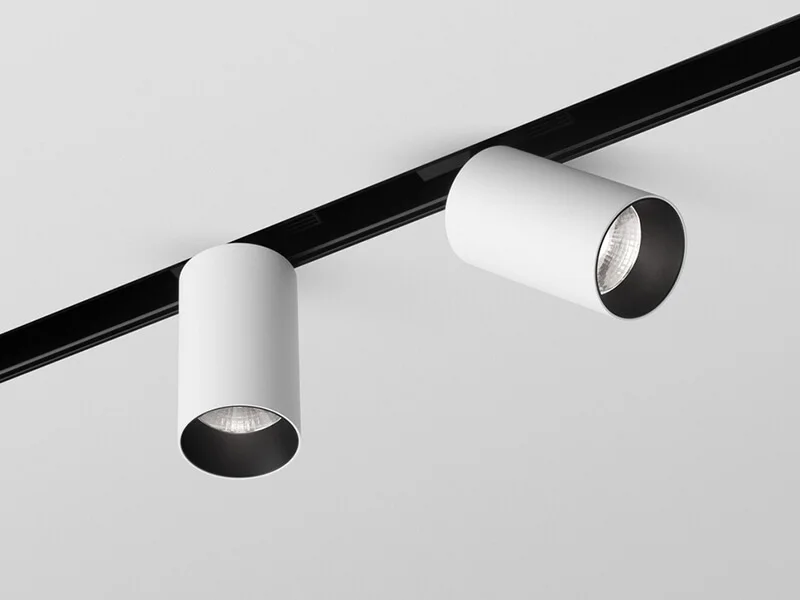 Современный потолок в гостиной