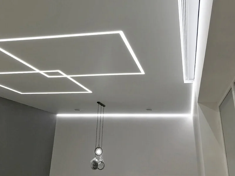 Современный потолок в гостиной